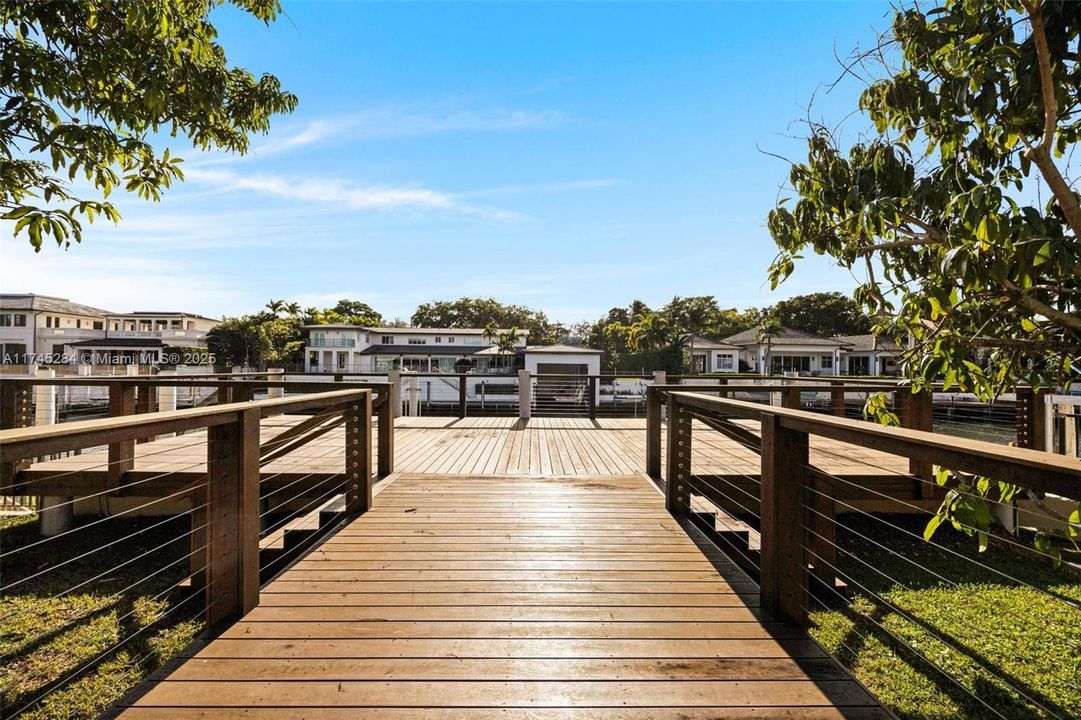 Vendido Recientemente: $9,990,000 (5 camas, 4 baños, 4462 Pies cuadrados)