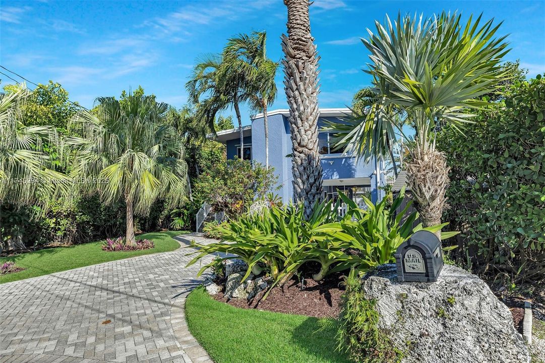 Recently Sold: $1,870,000 (2 beds, 3 baths, 1230 Square Feet)
