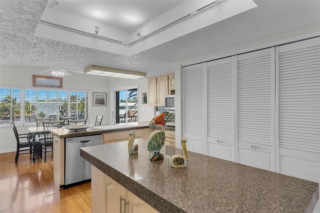 Recently Sold: $1,870,000 (2 beds, 3 baths, 1230 Square Feet)