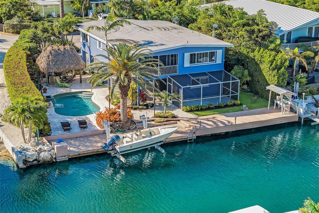 Recently Sold: $1,870,000 (2 beds, 3 baths, 1230 Square Feet)