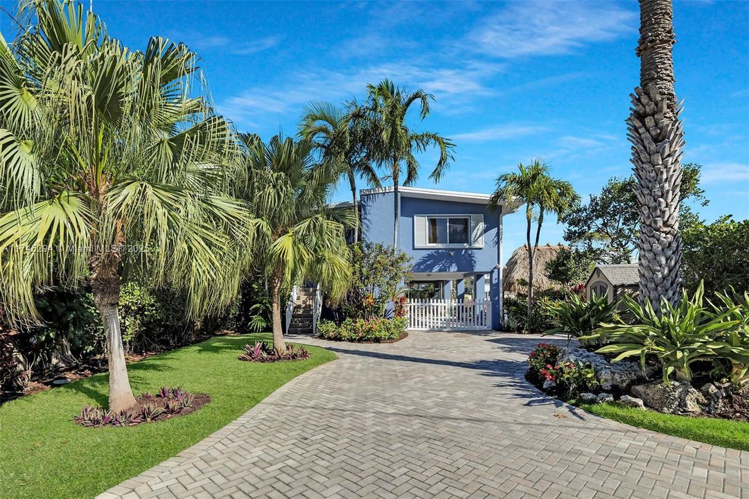 Recently Sold: $1,870,000 (2 beds, 3 baths, 1230 Square Feet)