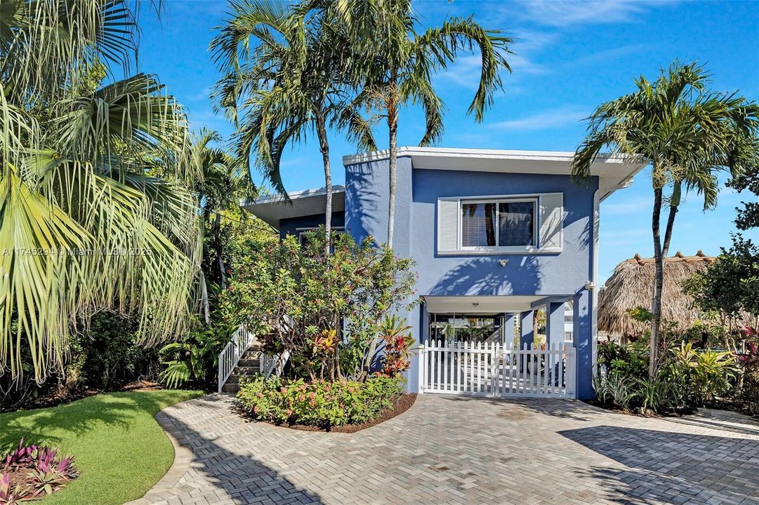 Recently Sold: $1,870,000 (2 beds, 3 baths, 1230 Square Feet)