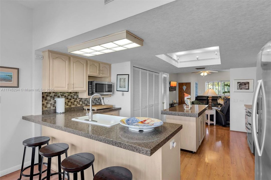 Recently Sold: $1,870,000 (2 beds, 3 baths, 1230 Square Feet)