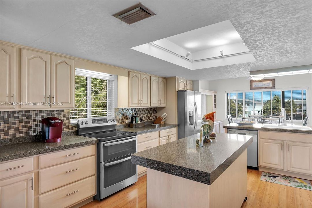 Recently Sold: $1,870,000 (2 beds, 3 baths, 1230 Square Feet)