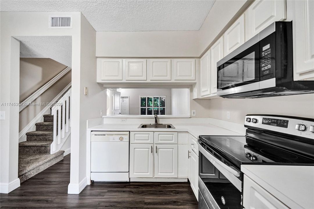 最近租的: $2,300 (2 贝兹, 1 浴室, 1110 平方英尺)