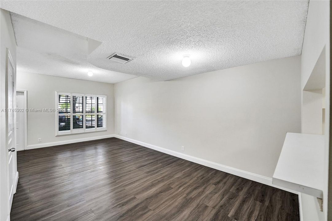 最近租的: $2,300 (2 贝兹, 1 浴室, 1110 平方英尺)