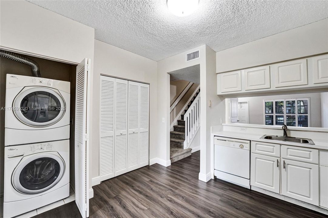 最近租的: $2,300 (2 贝兹, 1 浴室, 1110 平方英尺)