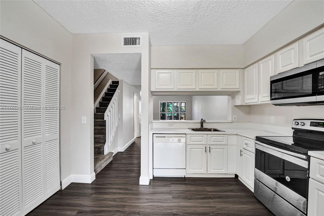 最近租的: $2,300 (2 贝兹, 1 浴室, 1110 平方英尺)