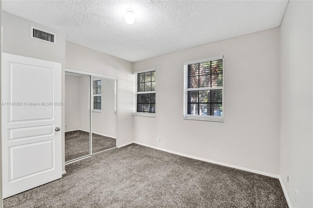 最近租的: $2,300 (2 贝兹, 1 浴室, 1110 平方英尺)