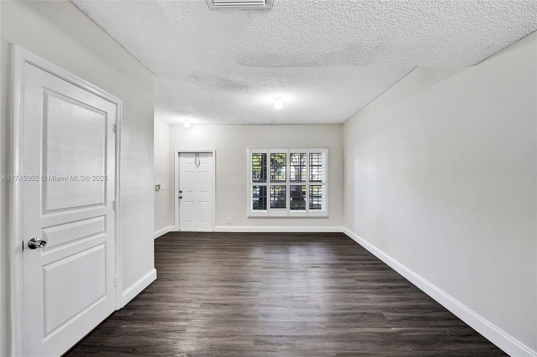 最近租的: $2,300 (2 贝兹, 1 浴室, 1110 平方英尺)