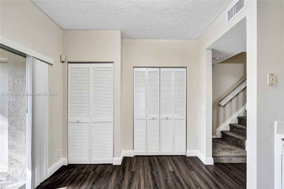 最近租的: $2,300 (2 贝兹, 1 浴室, 1110 平方英尺)