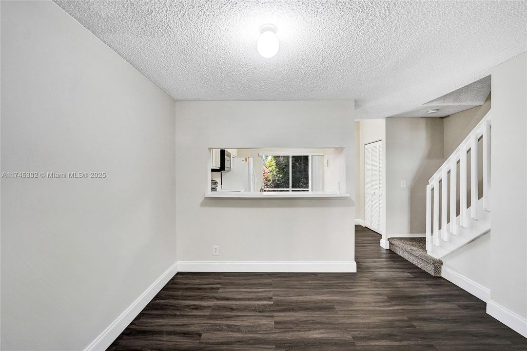 最近租的: $2,300 (2 贝兹, 1 浴室, 1110 平方英尺)