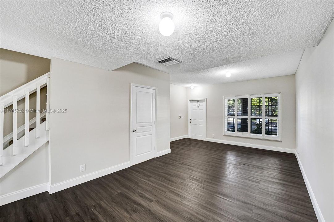 最近租的: $2,300 (2 贝兹, 1 浴室, 1110 平方英尺)