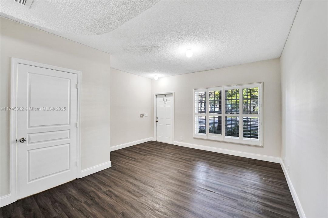 最近租的: $2,300 (2 贝兹, 1 浴室, 1110 平方英尺)