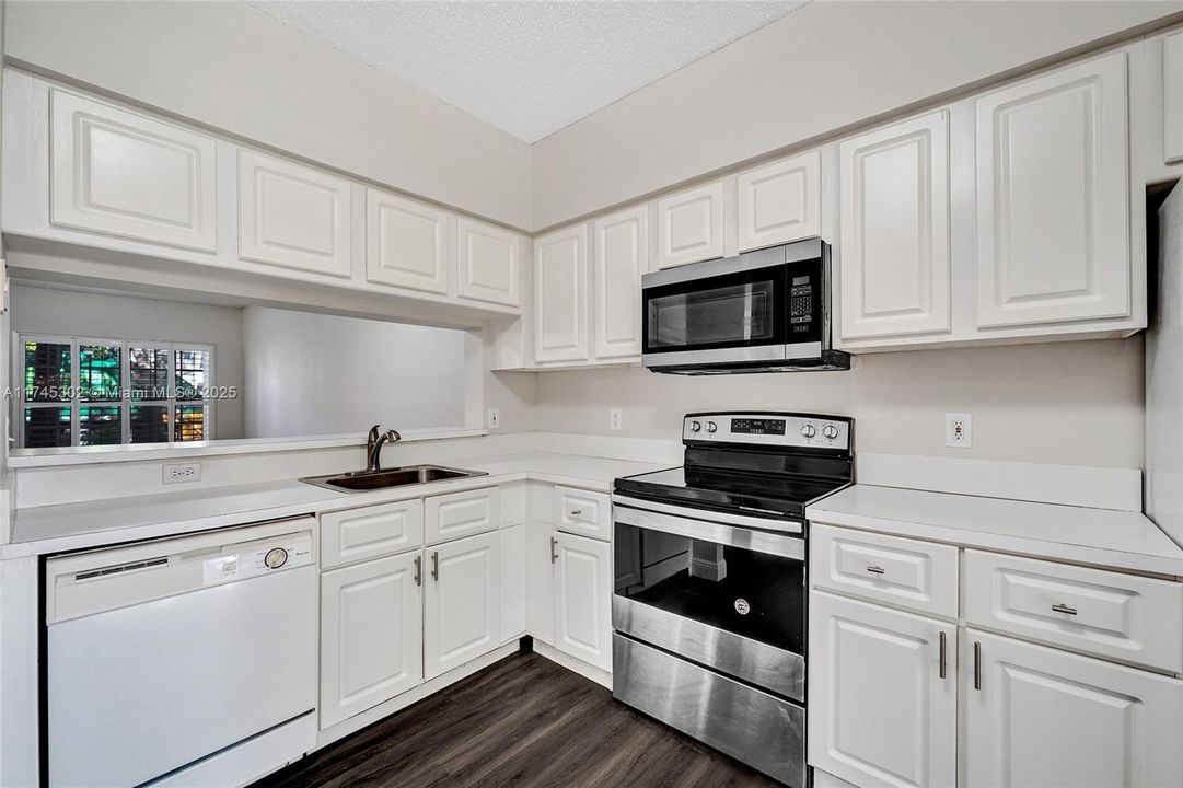 最近租的: $2,300 (2 贝兹, 1 浴室, 1110 平方英尺)