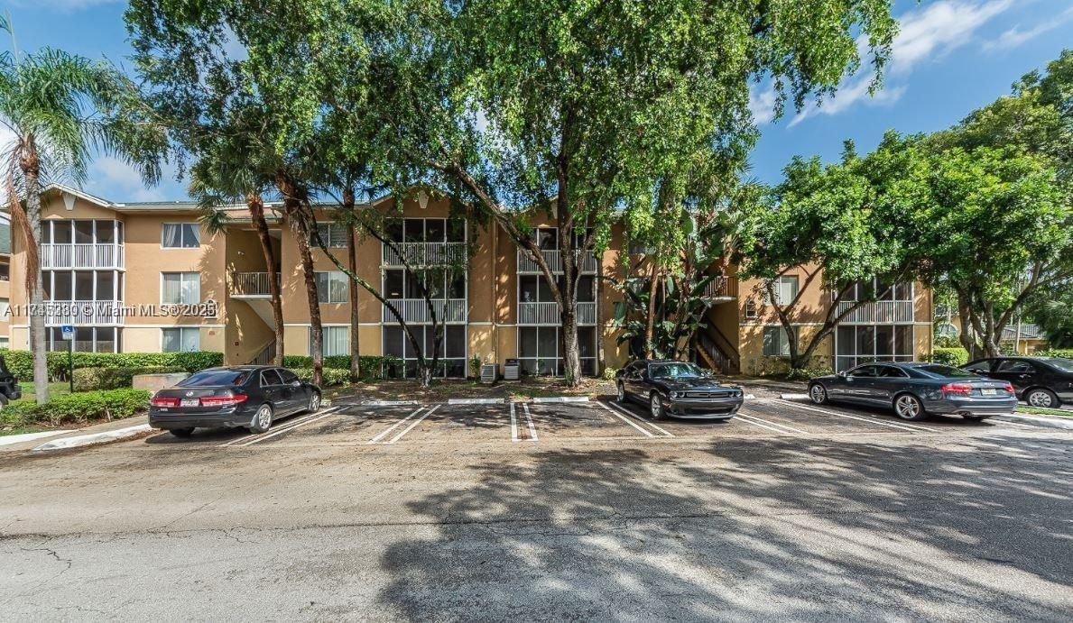 待售: $167,000 (1 贝兹, 1 浴室, 633 平方英尺)