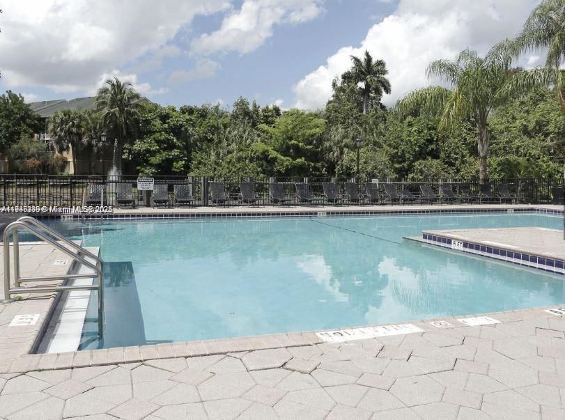 待售: $167,000 (1 贝兹, 1 浴室, 633 平方英尺)