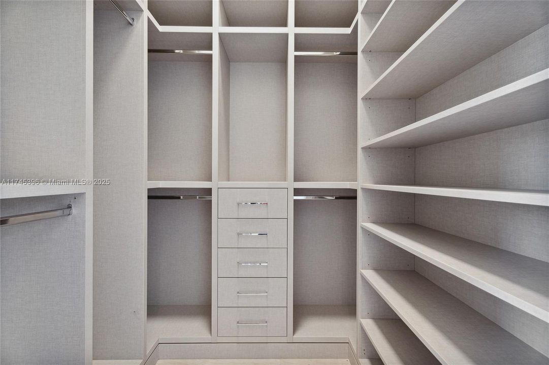 最近售出: $11,295,000 (7 贝兹, 8 浴室, 8605 平方英尺)