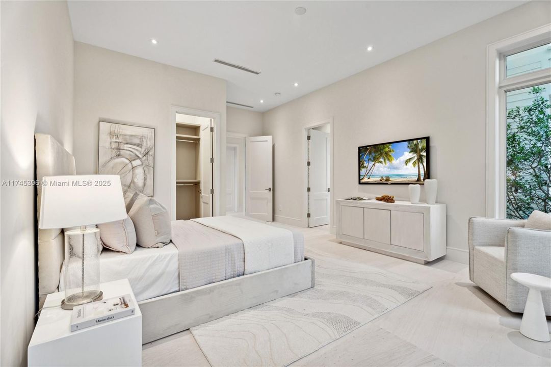 最近售出: $11,295,000 (7 贝兹, 8 浴室, 8605 平方英尺)