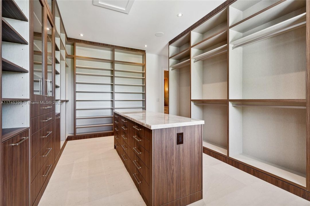 最近售出: $11,295,000 (7 贝兹, 8 浴室, 8605 平方英尺)