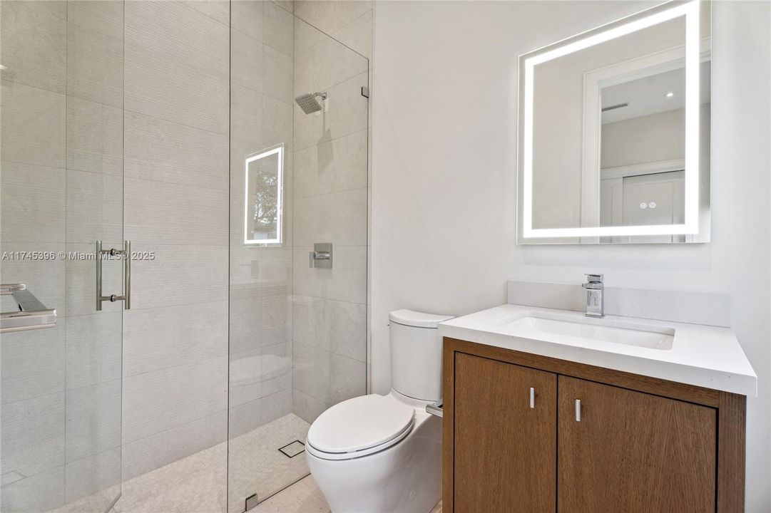 最近售出: $11,295,000 (7 贝兹, 8 浴室, 8605 平方英尺)