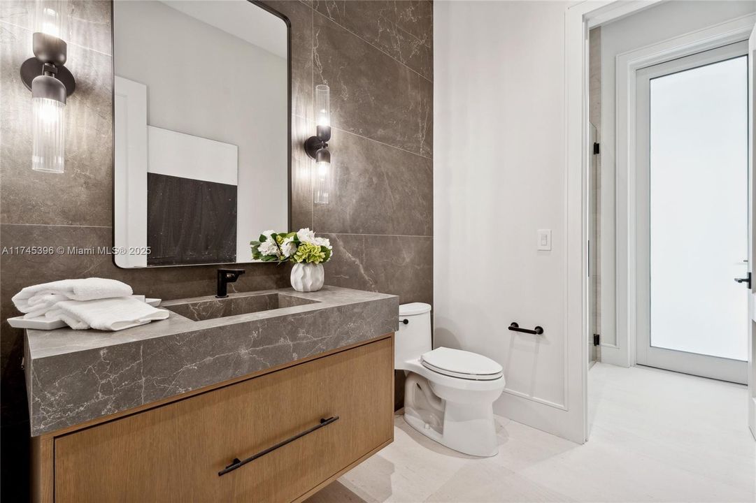 最近售出: $11,295,000 (7 贝兹, 8 浴室, 8605 平方英尺)