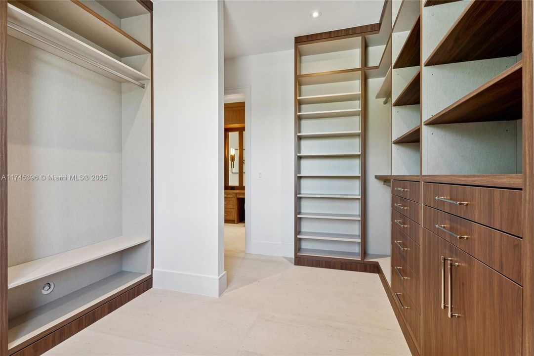 最近售出: $11,295,000 (7 贝兹, 8 浴室, 8605 平方英尺)