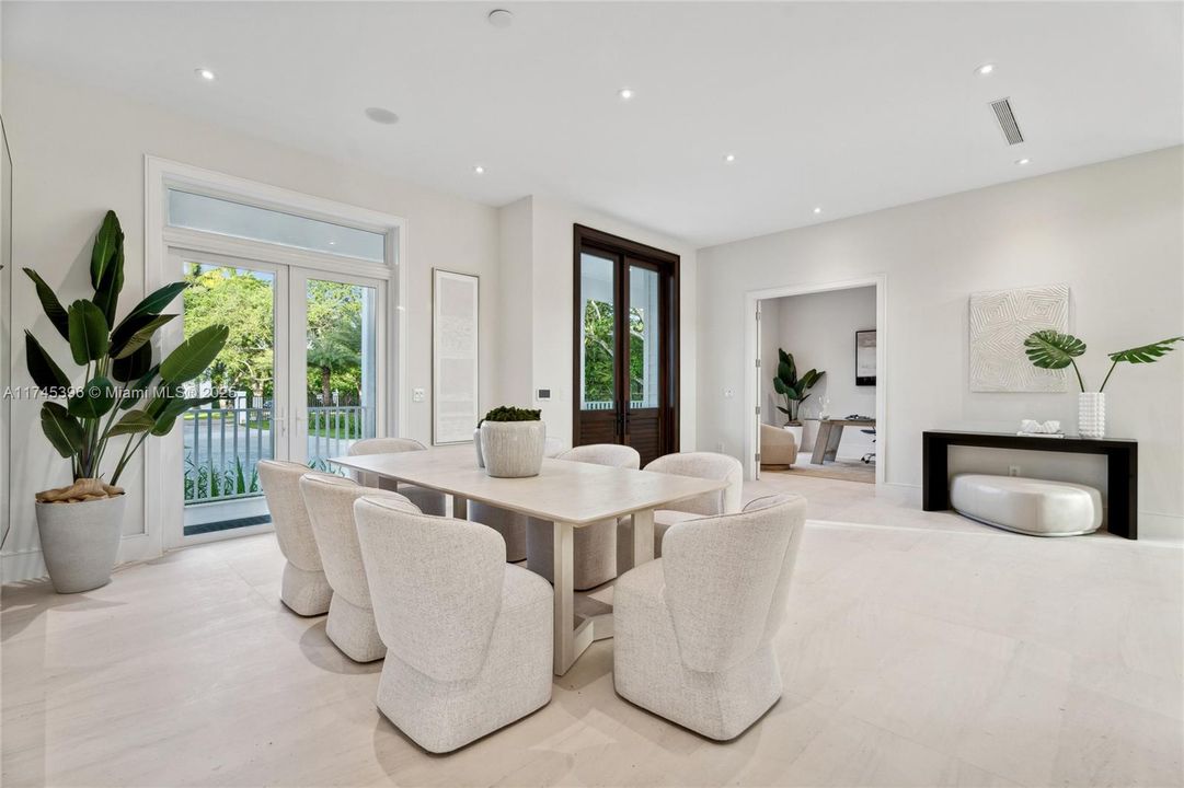 最近售出: $11,295,000 (7 贝兹, 8 浴室, 8605 平方英尺)