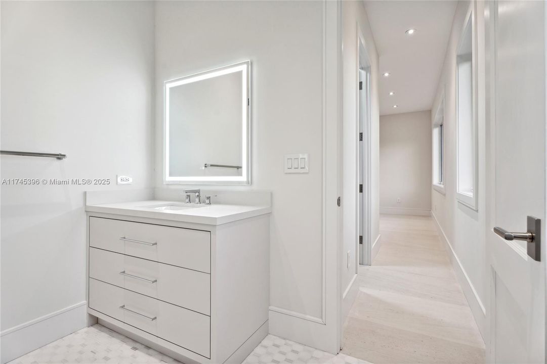 最近售出: $11,295,000 (7 贝兹, 8 浴室, 8605 平方英尺)