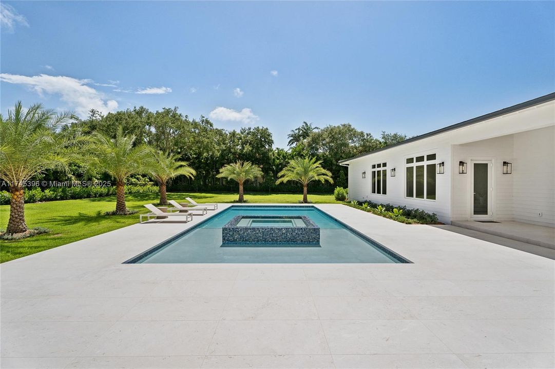 最近售出: $11,295,000 (7 贝兹, 8 浴室, 8605 平方英尺)