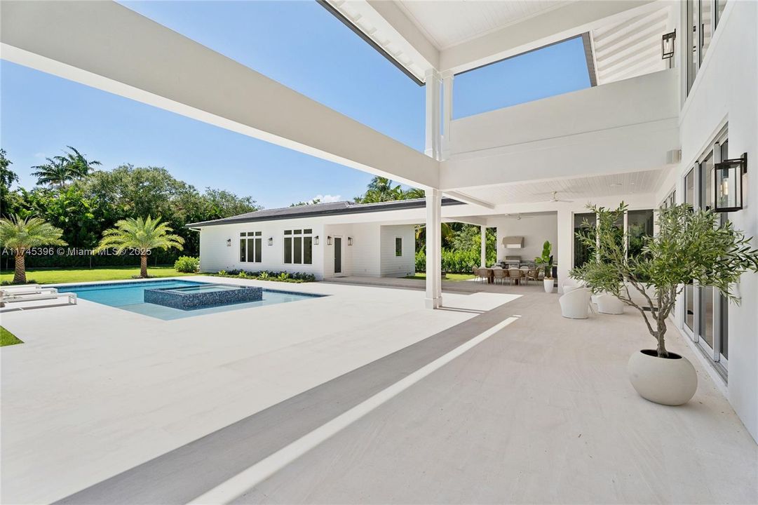 最近售出: $11,295,000 (7 贝兹, 8 浴室, 8605 平方英尺)