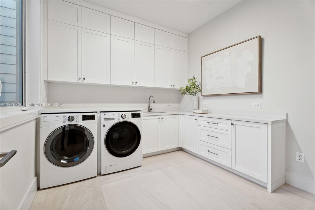 最近售出: $11,295,000 (7 贝兹, 8 浴室, 8605 平方英尺)