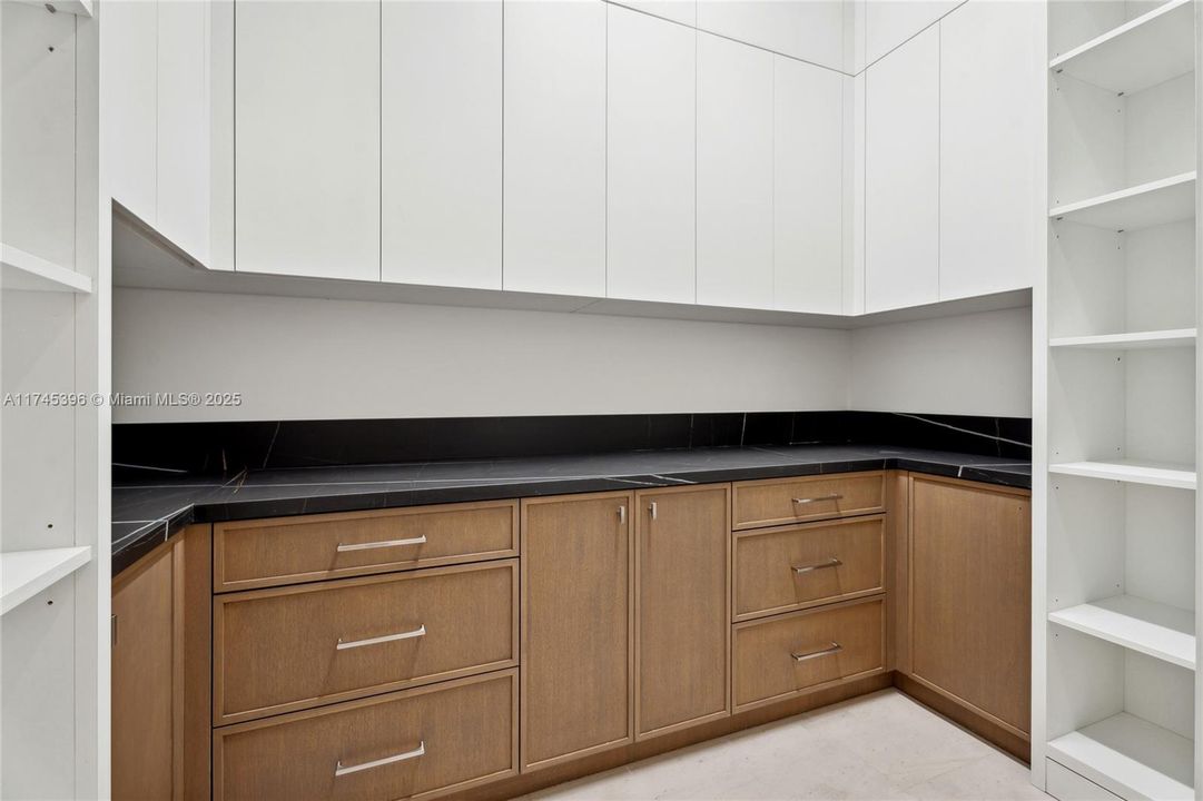 最近售出: $11,295,000 (7 贝兹, 8 浴室, 8605 平方英尺)