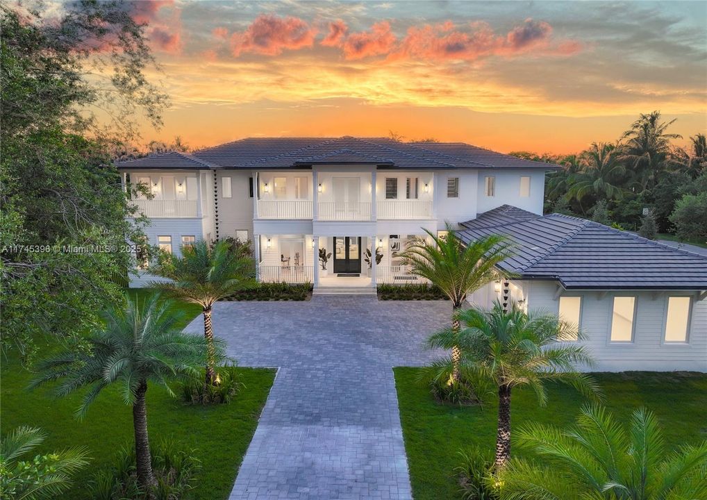 最近售出: $11,295,000 (7 贝兹, 8 浴室, 8605 平方英尺)