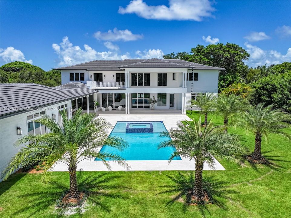 最近售出: $11,295,000 (7 贝兹, 8 浴室, 8605 平方英尺)