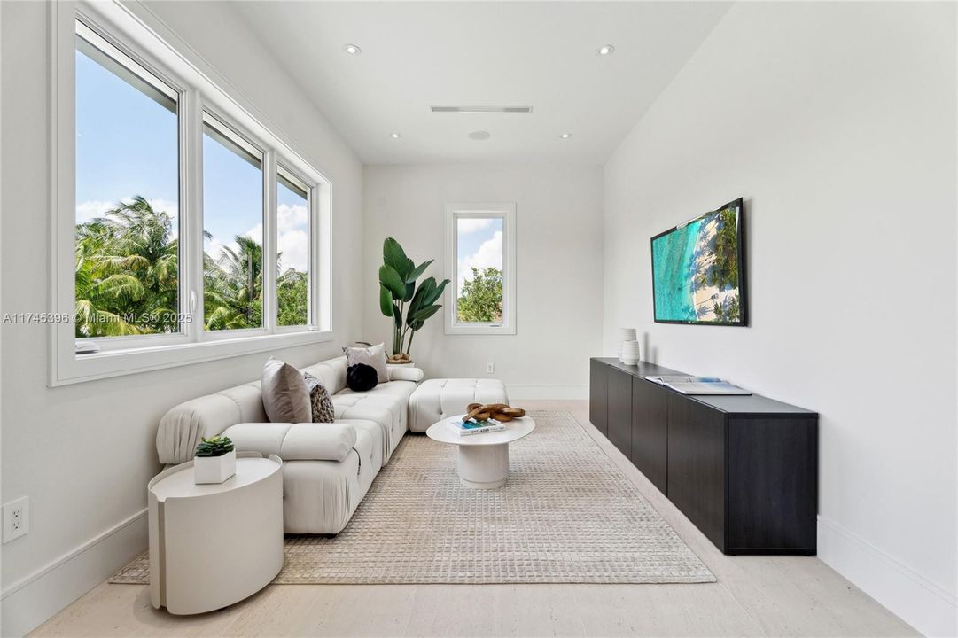 最近售出: $11,295,000 (7 贝兹, 8 浴室, 8605 平方英尺)