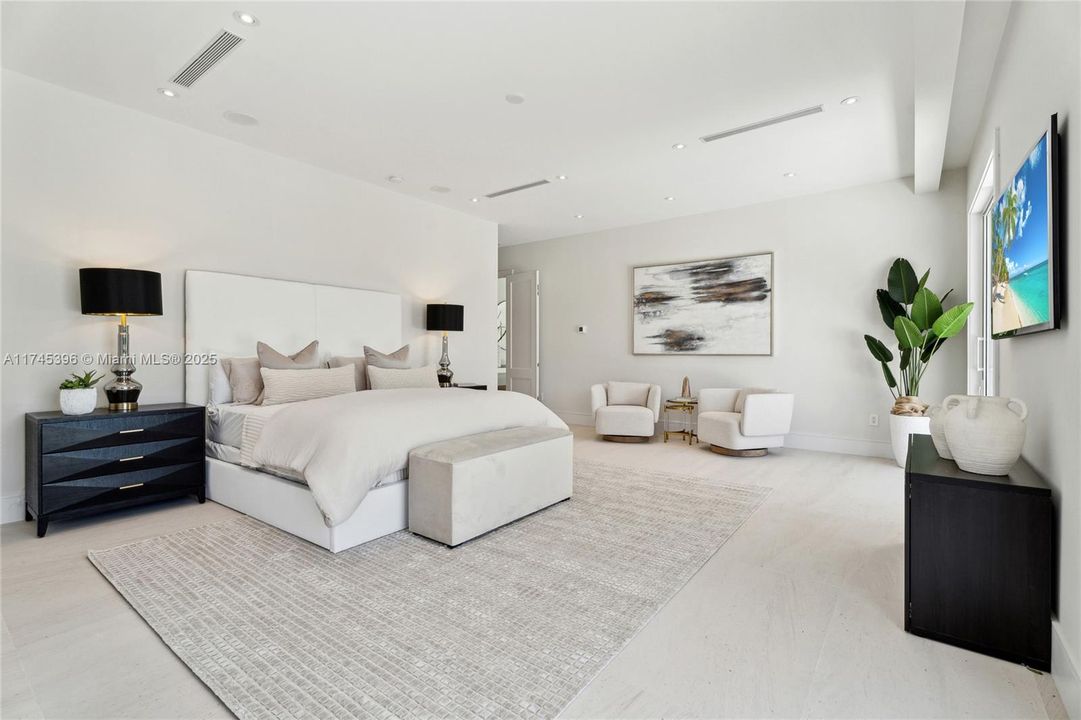 最近售出: $11,295,000 (7 贝兹, 8 浴室, 8605 平方英尺)