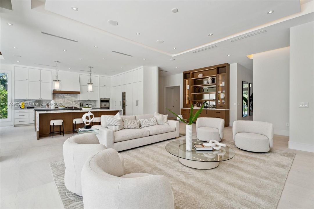 最近售出: $11,295,000 (7 贝兹, 8 浴室, 8605 平方英尺)