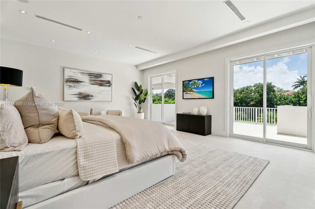 最近售出: $11,295,000 (7 贝兹, 8 浴室, 8605 平方英尺)