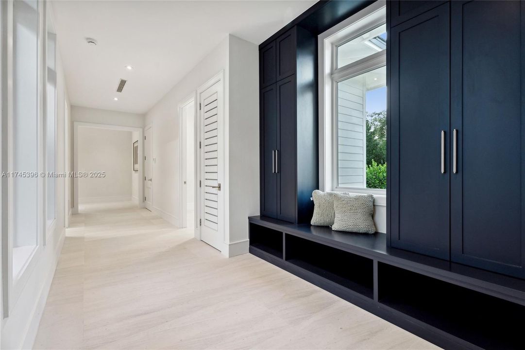 最近售出: $11,295,000 (7 贝兹, 8 浴室, 8605 平方英尺)