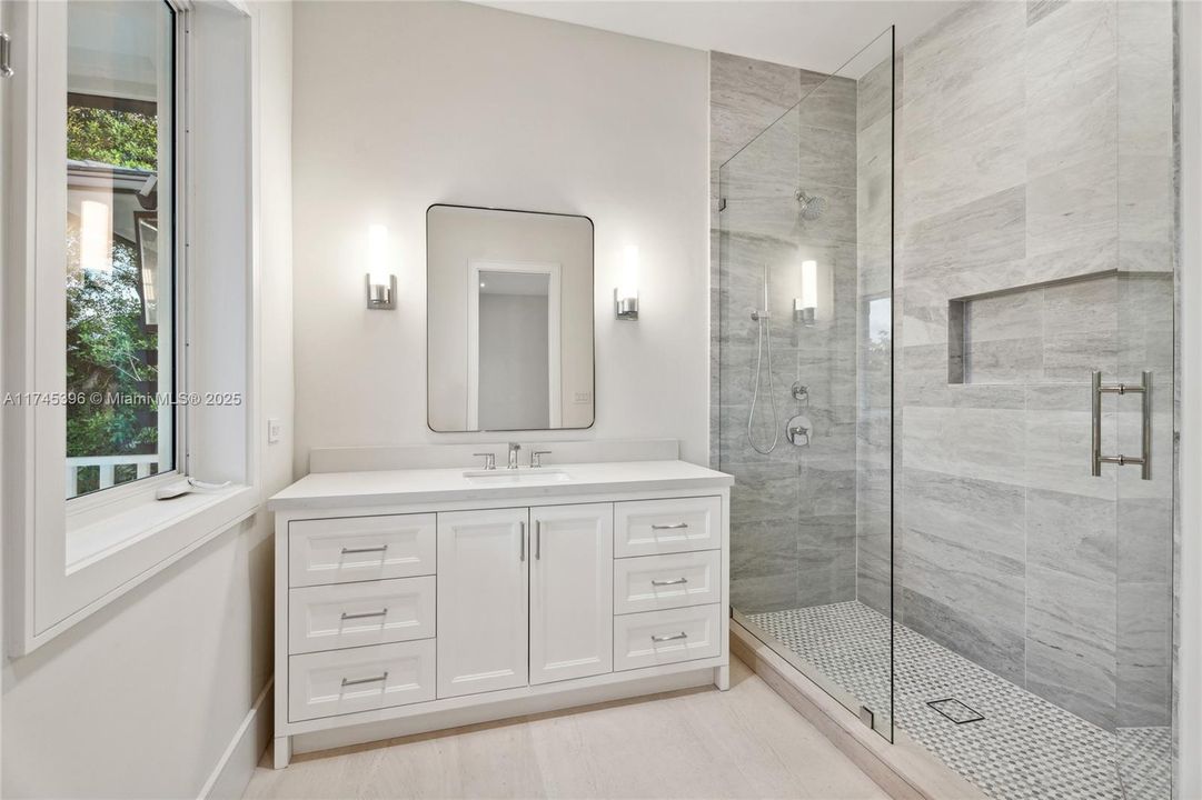 最近售出: $11,295,000 (7 贝兹, 8 浴室, 8605 平方英尺)