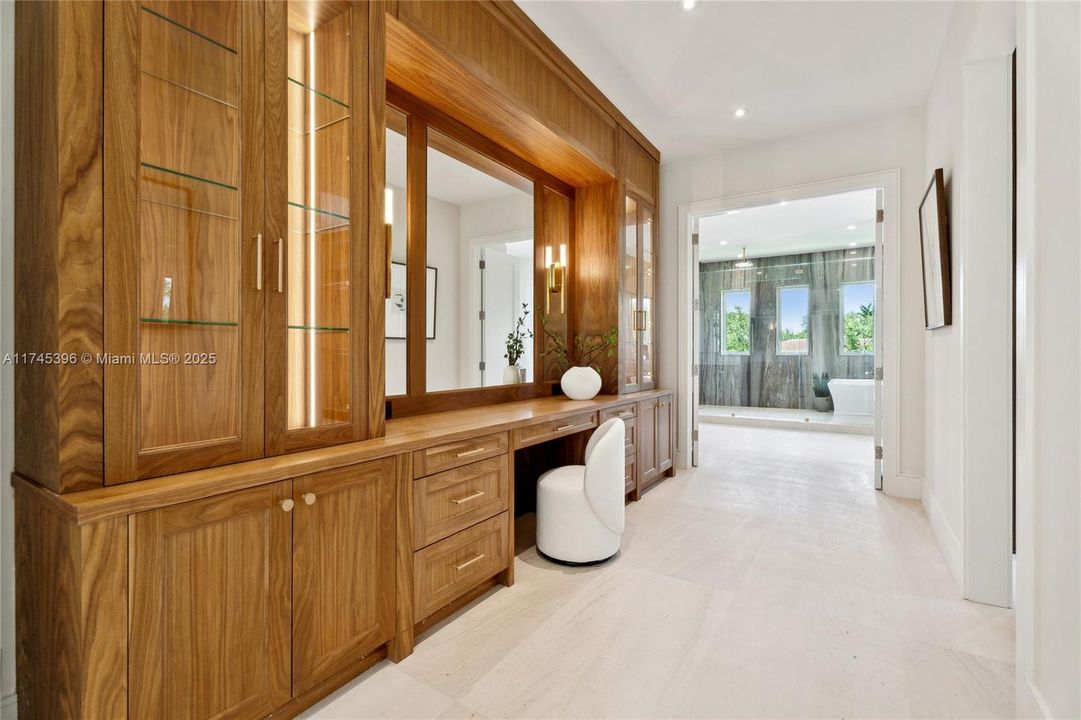 最近售出: $11,295,000 (7 贝兹, 8 浴室, 8605 平方英尺)