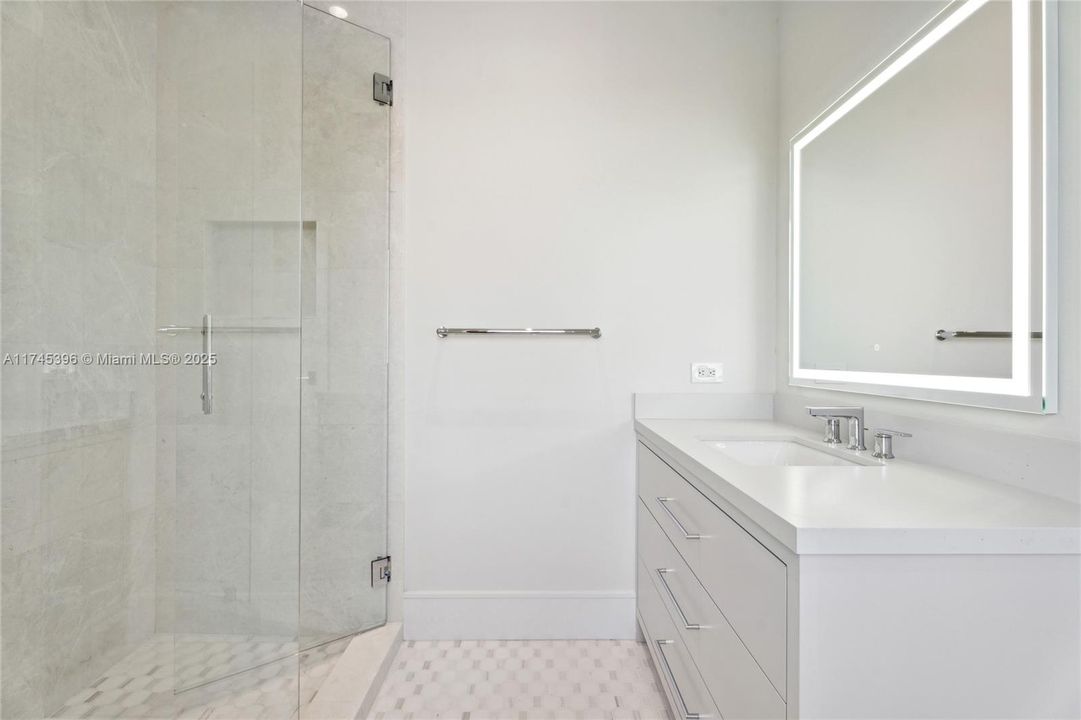 最近售出: $11,295,000 (7 贝兹, 8 浴室, 8605 平方英尺)