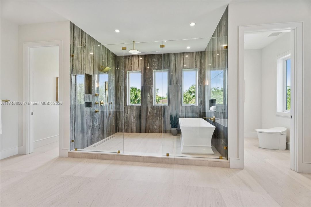 最近售出: $11,295,000 (7 贝兹, 8 浴室, 8605 平方英尺)