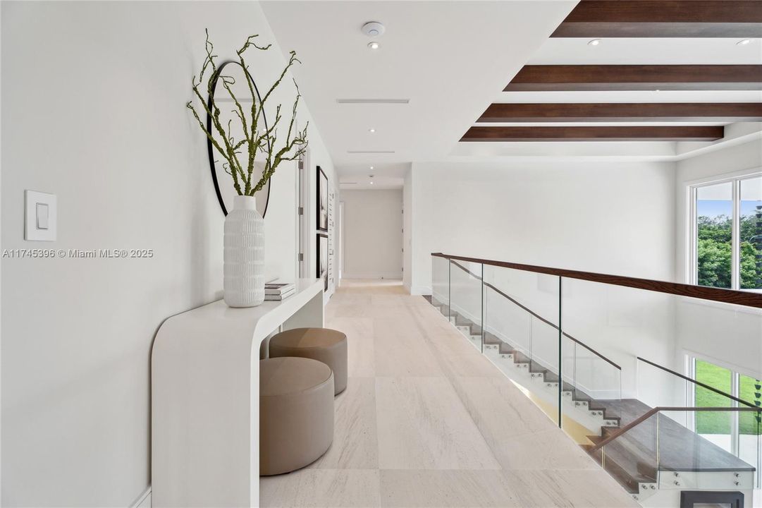 最近售出: $11,295,000 (7 贝兹, 8 浴室, 8605 平方英尺)