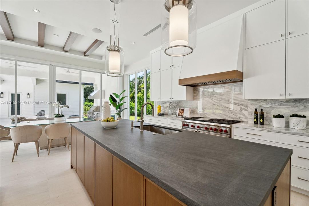 最近售出: $11,295,000 (7 贝兹, 8 浴室, 8605 平方英尺)