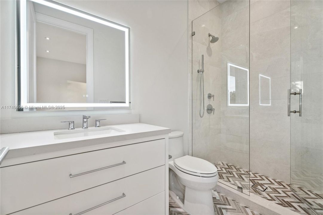 最近售出: $11,295,000 (7 贝兹, 8 浴室, 8605 平方英尺)