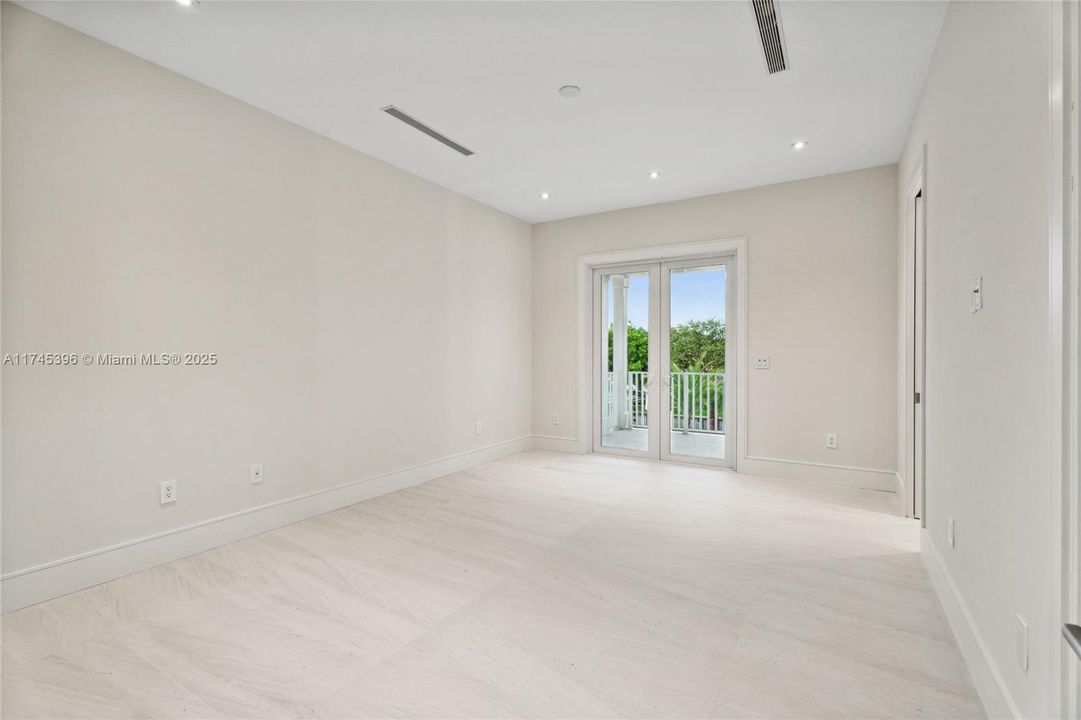 最近售出: $11,295,000 (7 贝兹, 8 浴室, 8605 平方英尺)