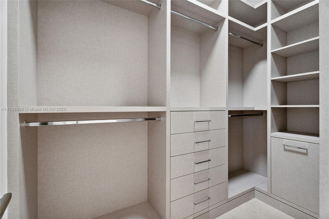 最近售出: $11,295,000 (7 贝兹, 8 浴室, 8605 平方英尺)