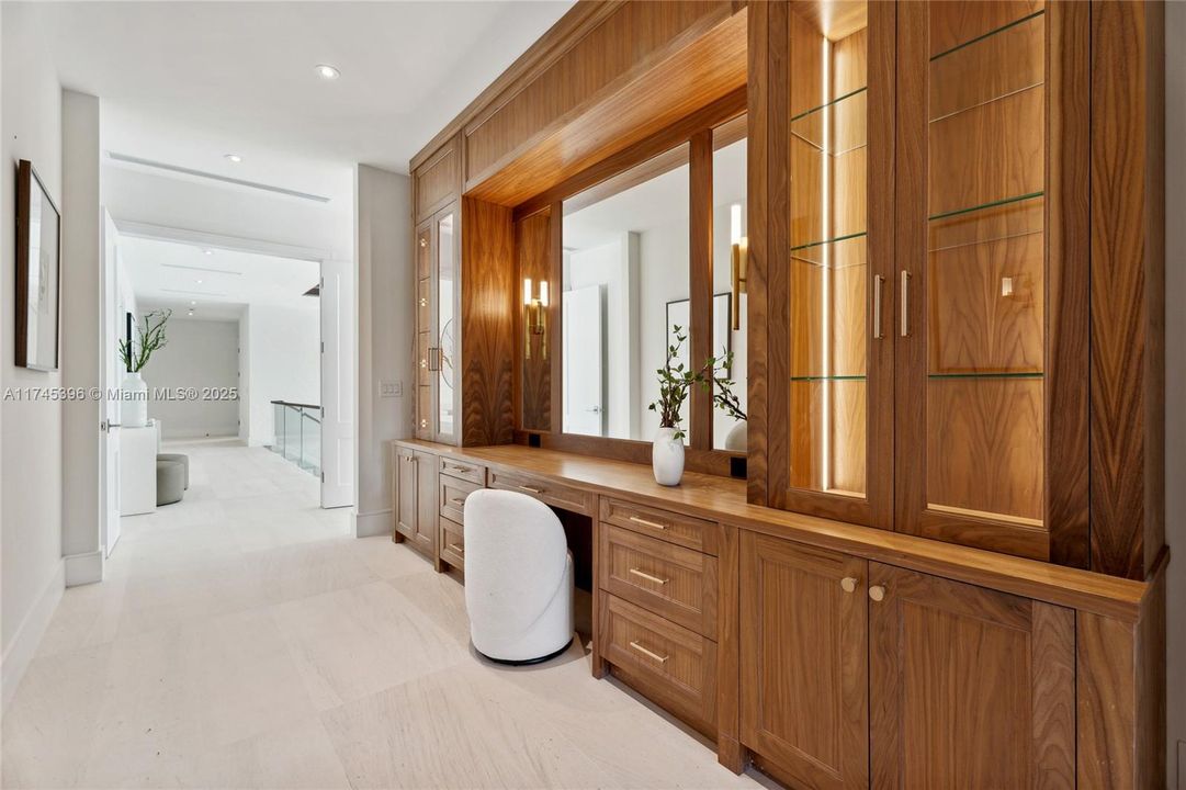 最近售出: $11,295,000 (7 贝兹, 8 浴室, 8605 平方英尺)